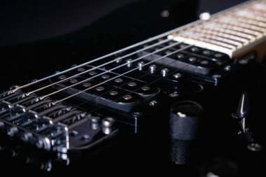 Bir humbucker'ın yakın çekim. Altı telli elektro gitar detay, yumuşak seçici odak. 