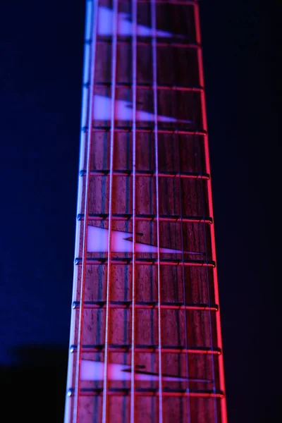 Cordas Guitarra Perto Guitarra Elétrica Com Iluminação Cênica Azul Roxa — Fotografia de Stock