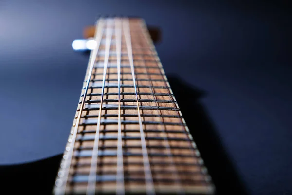 フレットボードのエレキギターマクロショット 柔らかい選択的な焦点 黒い背景に — ストック写真