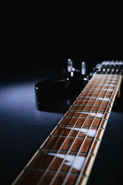 Guitare Électrique Stratocaster Sur Fond Sombre Sous Faisceau Lumière Avec — Photo