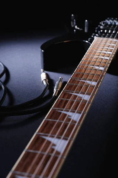 Guitare Électrique Noire Moderne Avec Câble Jack Sur Fond Noir — Photo