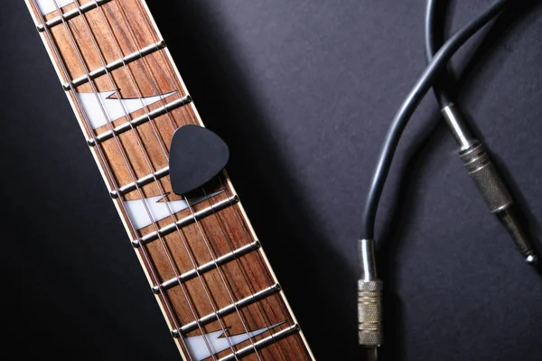 Frettes Guitare Avec Cordes Médiateur Câble Jack Sur Fond Sombre — Photo