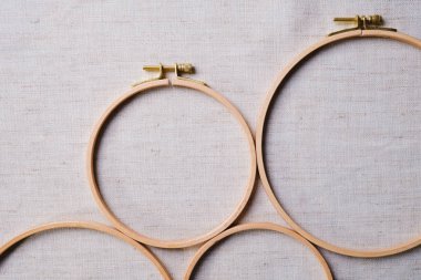 İğne işi ve dikiş için nakış çemberleri Düz tuval arka plan üzerinde bir mockup üst görünümü yatıyordu