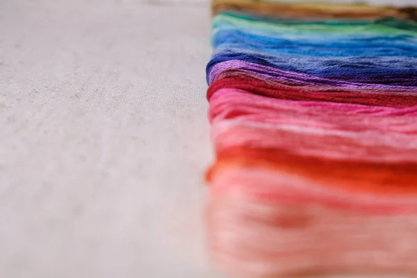 Красочные Нити Вышивки Разноцветная Нить Выложенная Ряд Фоне Холста Вид — стоковое фото