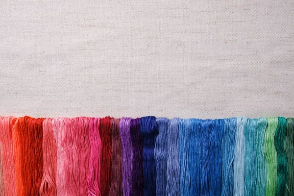 Красочные Нити Вышивки Разноцветная Нить Выложенная Ряд Фоне Холста Вид — стоковое фото