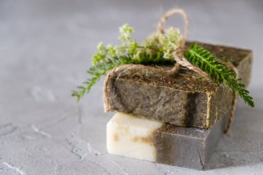 Çiçekler ve kurutulmuş otlar ile doğal el yapımı sabun barları, Spa organik sabun 