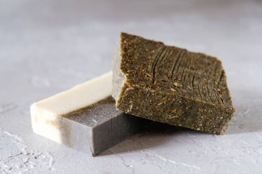 Kurutulmuş otlar ile doğal sabun çubukları. Doğal bitkisel ürünler. Spa kozmetik