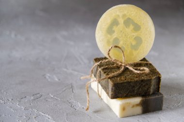 Kurutulmuş otlar ve Loofah ile sabun ile doğal sabun çubukları. Doğal bitkisel ürünler. Spa kozmetik