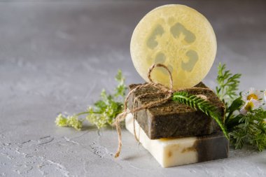 Kurutulmuş otlar ve Loofah ile sabun ile doğal sabun çubukları. Doğal bitkisel ürünler. Spa kozmetik