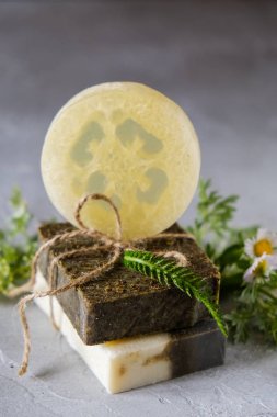 Kurutulmuş otlar ve Loofah ile sabun ile doğal sabun çubukları. Doğal bitkisel ürünler. Spa kozmetik