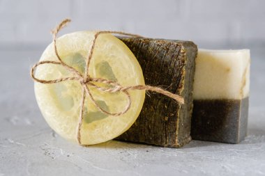 Banyo ve doğal kozmetik konsepti. Beyaz masada el yapımı sabun çubukları. Spa ve vücut bakımı