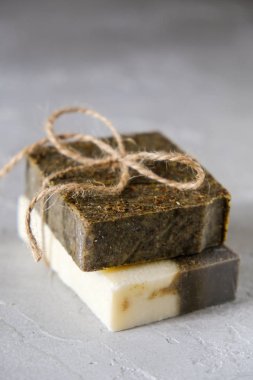 Kurutulmuş otlar ile doğal sabun barları doğal bitkisel ürünler. Spa kozmetik