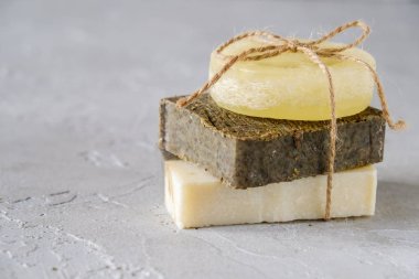 Banyo ve doğal kozmetik konsepti. Beyaz masada el yapımı sabun çubukları. Spa ve vücut bakımı
