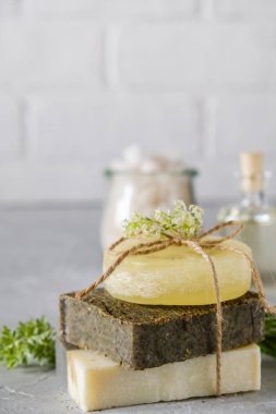 Banyo ve doğal kozmetik konsepti. Beyaz masada el yapımı sabun çubukları. Spa ve vücut bakımı
