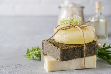 Banyo ve doğal kozmetik konsepti. Beyaz masada el yapımı sabun çubukları. Spa ve vücut bakımı