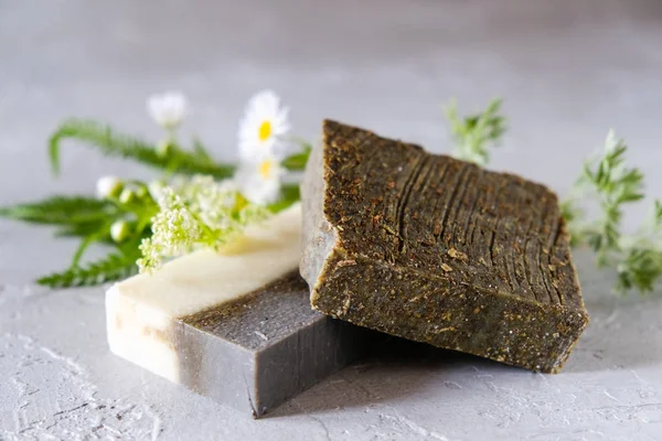 Çiçekler ve kurutulmuş otlar ile doğal el yapımı sabun barları, Spa organik sabun 