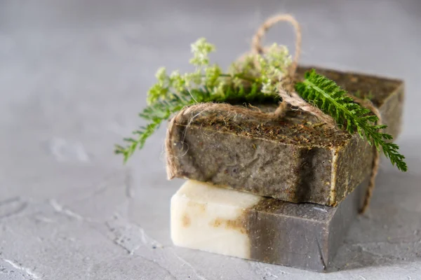 Çiçekler ve kurutulmuş otlar ile doğal el yapımı sabun barları, Spa organik sabun 