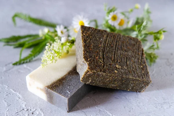 Çiçekler ve kurutulmuş otlar ile doğal el yapımı sabun barları, Spa organik sabun 