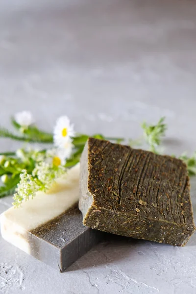 Çiçekler ve kurutulmuş otlar ile doğal el yapımı sabun barları, Spa organik sabun 