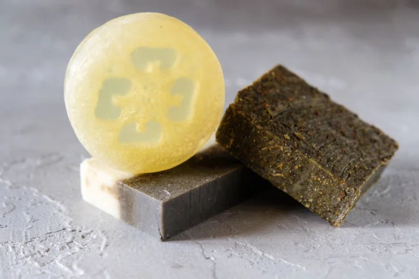 Kurutulmuş otlar ve Loofah ile sabun ile doğal sabun çubukları. Doğal bitkisel ürünler. Spa kozmetik