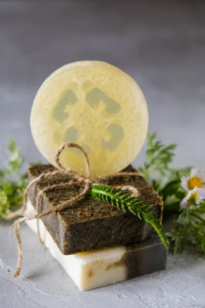 Kurutulmuş otlar ve Loofah ile sabun ile doğal sabun çubukları. Doğal bitkisel ürünler. Spa kozmetik