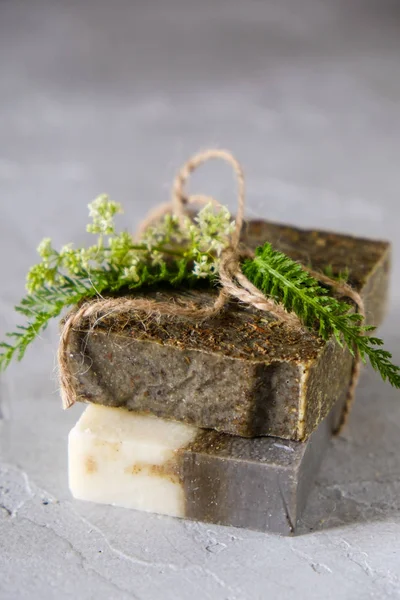 Çiçekler ve kurutulmuş otlar ile doğal el yapımı sabun barları, Spa organik sabun 