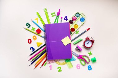 Hafif arka planda okul malzemeleri. Okul konseptine geri dön