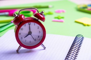 Işık Boş notta kırmızı çalar saat. Hatırlatma. Kopya için alan. Minimal konsept.