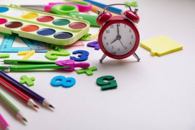 Kavram okula geri döndü. Çalar saat ve okul malzemeleri. ÜstTen Görünüm Düz Lay