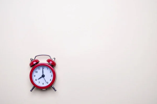 ライトパステルの背景に赤い目覚まし時計 テキストの空白のメモ アラーム コピー用のスペース 最小限のコンセプト — ストック写真