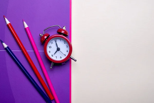 Time Management Konceptet Röd Vintage Väckarklocka Blyertspennor Och Lila Anteckningsblock — Stockfoto