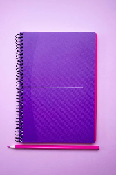 紫色笔记本和铅笔在纸背景上 最小回到学校的概念 顶部视图 — 图库照片