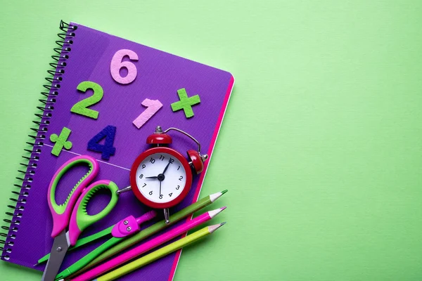 Farbige Verschiedene Schulmaterialien Auf Hellgrünem Papier Hintergrund Zurück Zum Schulkonzept — Stockfoto