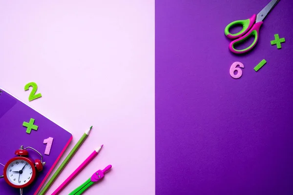 Farbig Verschiedene Schulmaterialien Auf Fliederfarbenem Papier Hintergrund Zurück Zum Schulkonzept — Stockfoto