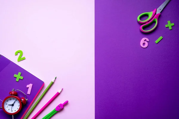 Coloré Différentes Fournitures Scolaires Sur Fond Papier Lilas Retour École — Photo