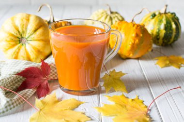 Taze kabak suyu ya da iki yüzlü. Sonbahar içki kavramı. Beyaz arka plan üzerinde