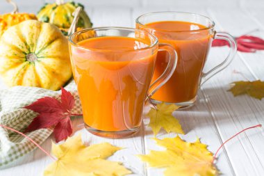 Taze kabak suyu ya da iki yüzlü. Sonbahar içki kavramı. Beyaz arka plan üzerinde