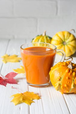 Taze kabak suyu ya da iki yüzlü. Sonbahar içki kavramı. Beyaz arka plan üzerinde