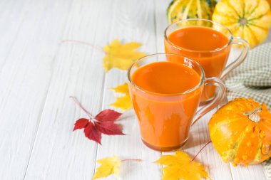 Taze kabak suyu ya da iki yüzlü. Sonbahar içki kavramı. Beyaz arka plan üzerinde