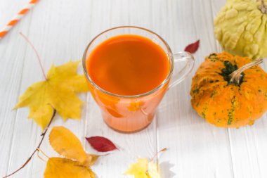 Beyaz ahşap arka plan üzerinde taze kabak yüzlü Cam