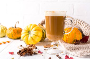 Geleneksel sonbahar yemekleri. Cadılar Bayramı, Şükran günü. Bir fincan sıcak ve baharatlı aromatik Sütlü Balkabağı üstüne krem şanti ile. Malzemeler için baharatlı sütlü balkabağı beyaz arka plan üzerinde yemek