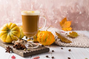 Kabak spice latte krem şanti üstte ve mevsim sonbahar baharat ve Sonbahar dekorasyonu ile fincan. Geleneksel kahve içmeye sonbahar ya da kış tatilleri, kopya alanı.