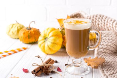 Geleneksel sonbahar yemekleri. Cadılar Bayramı, Şükran günü. Bir fincan sıcak ve baharatlı aromatik Sütlü Balkabağı üstüne krem şanti ile. Malzemeler için baharatlı sütlü balkabağı beyaz arka plan üzerinde yemek