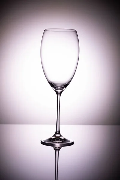 Auf Einer Spiegeloberfläche Steht Ein Leerer Glasbecher Ohne Wein Auf — Stockfoto