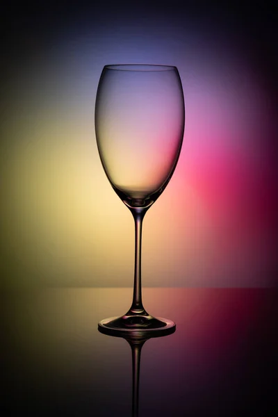 Auf Einer Spiegeloberfläche Steht Ein Leerer Glasbecher Ohne Wein Auf — Stockfoto