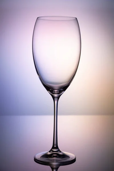 Auf Einer Spiegeloberfläche Steht Ein Leerer Glasbecher Ohne Wein Auf — Stockfoto