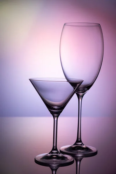 Puste Szklane Puchary Ustawić Kolorowym Fioletowym Tle Abstrakcyjnym — Zdjęcie stockowe