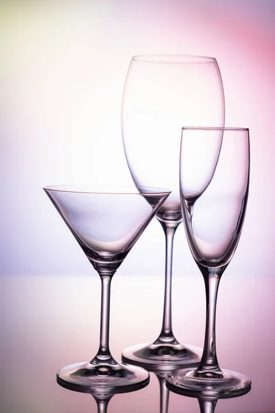 空玻璃杯设置 在彩色紫色背景抽象 — 图库照片