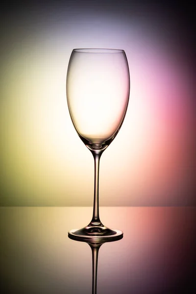 Auf Einer Spiegeloberfläche Steht Ein Leerer Glasbecher Ohne Wein Auf — Stockfoto