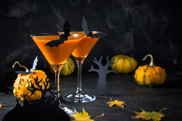 Halloween Pumpkin Koktajl Jedzenie Koncepcja Okulary Czarnym Nietoperzy Dekoracji Ciemnym — Zdjęcie stockowe